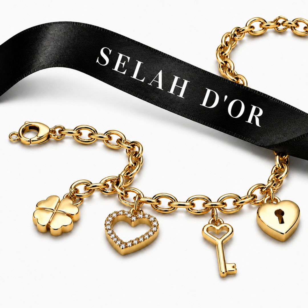 pulseira dourada com pingentes
