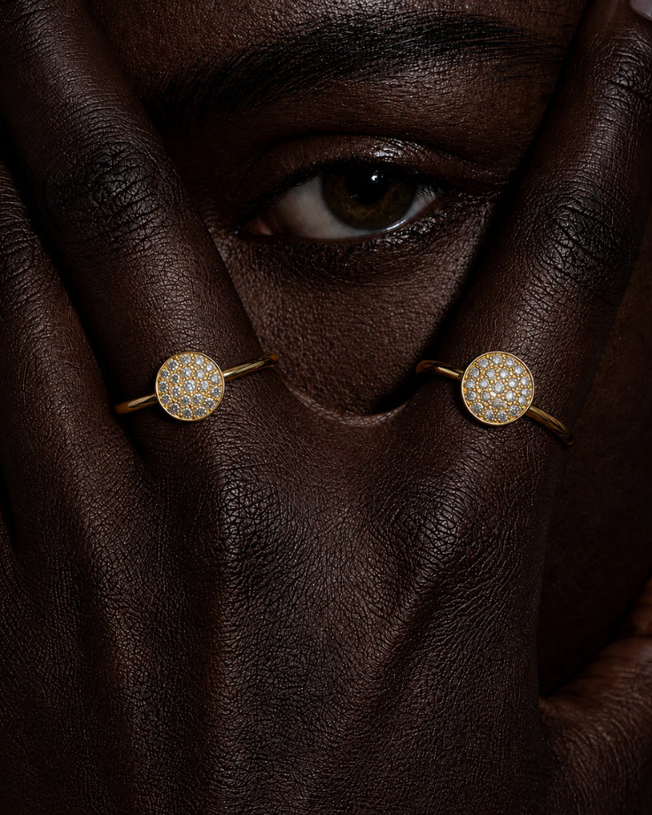 modelo usando Anel Feminino Ophir Banhado a Ouro 24k com Zircônia