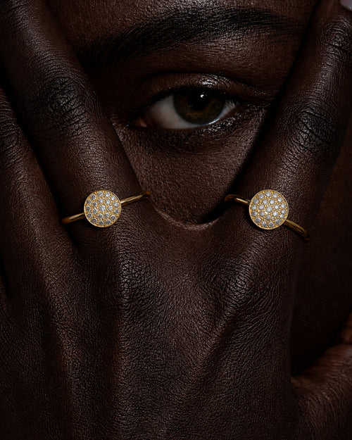 modelo usando Anel Feminino Ophir Banhado a Ouro 24k com Zircônia