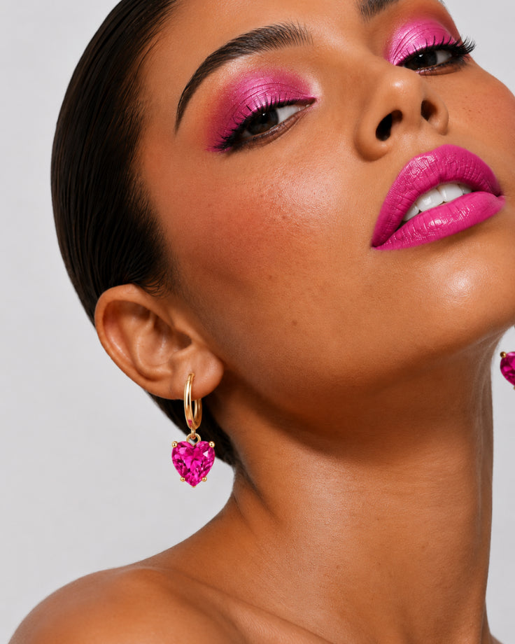 modelo usando Brincos Coração Rosa Rosivelle com Zircônia Banhado a Ouro 24K