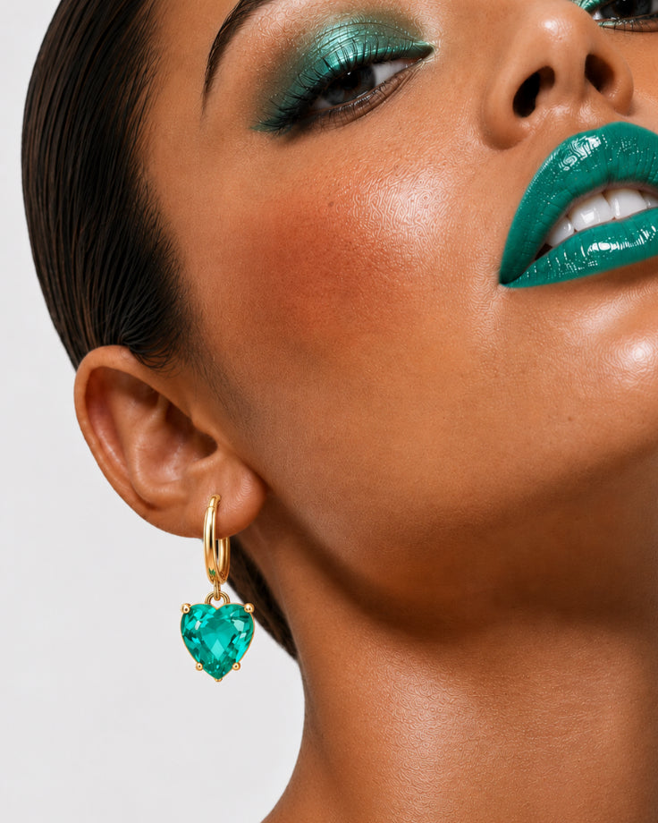 modelo usando os Brincos Femininos Coração Verde da Ilha Viridella Banhado em ouro 24k
