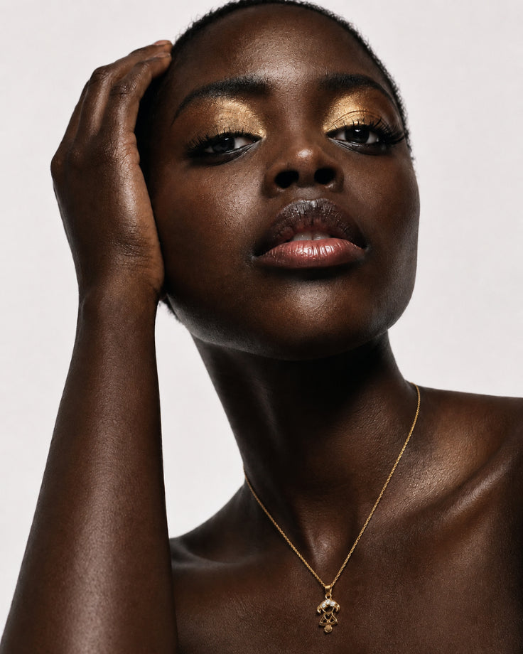 modelo usando Colar Feminino Meinina Solitária de Mercúrio Banhada em ouro 24k