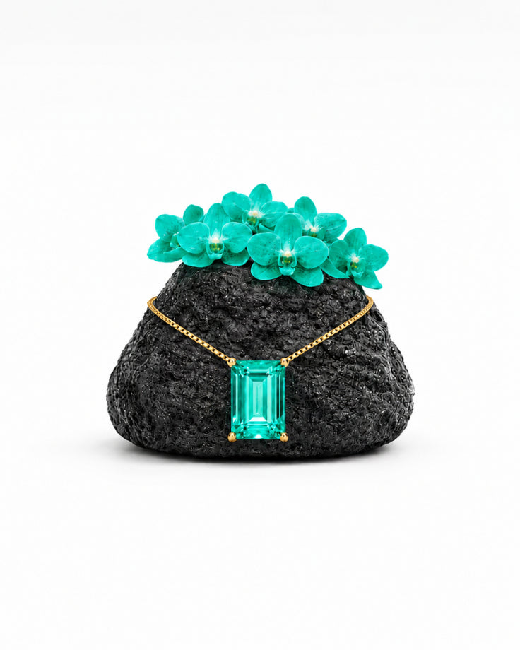 Colar Feminino Pedra Verde da Ilha Koralyn Banhado em ouro 24k sobre uma pedra com flores