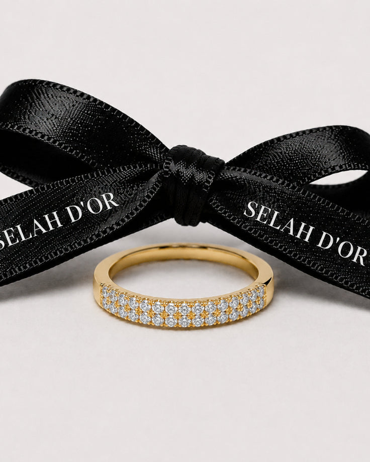 Anel Feminino Andrômeda — Faixa Cravejada em Ouro 24k com Zircônia