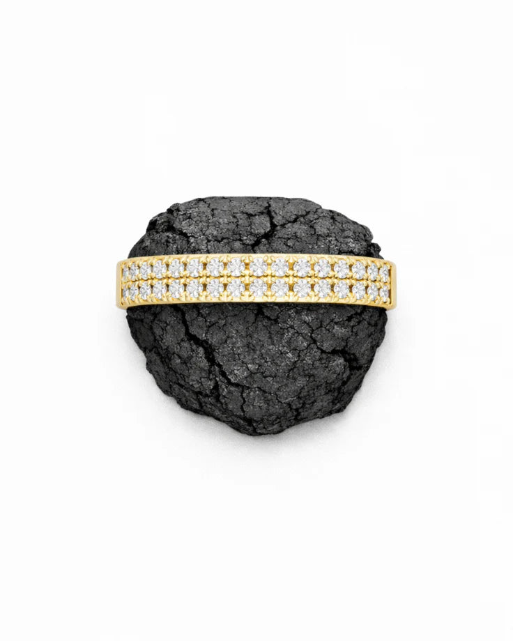 Anel Feminino Andrômeda — Faixa Cravejada em Ouro 24k com Zircônia
